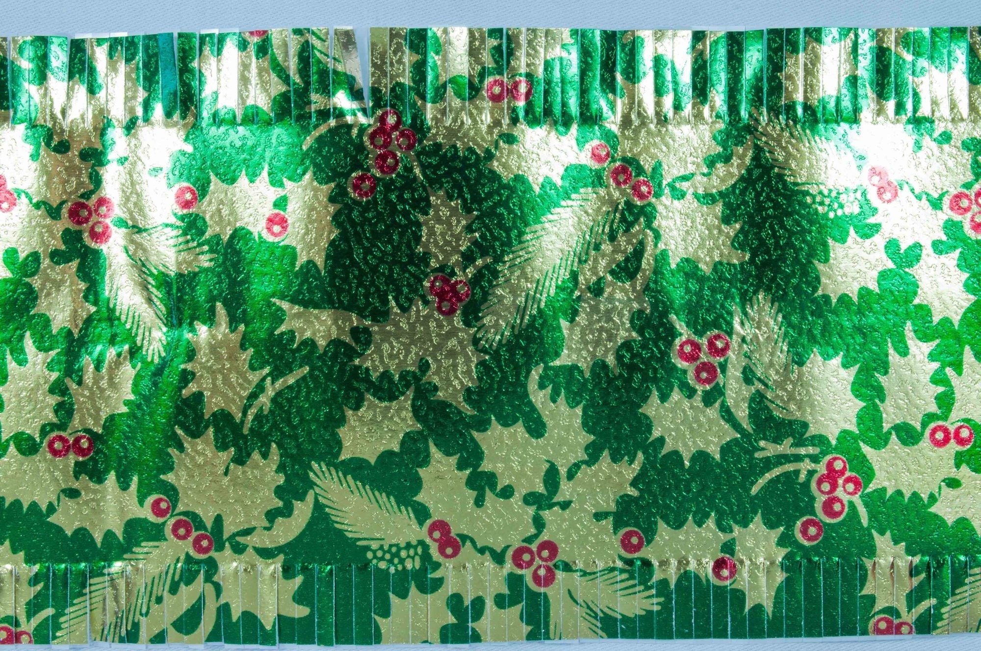 Christmas Cake Foil Frill, Gold/Green Holly (7.33 Metre Roll, 83mm width) - Cafe Supply